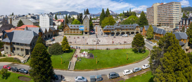 plaza de la ciudad, ciudad central bariloche, argentina - panoramic bariloche argentina scenics fotografías e imágenes de stock