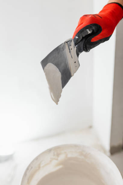 istock The finisher makes the surface of the wall even and smooth 1595906607
