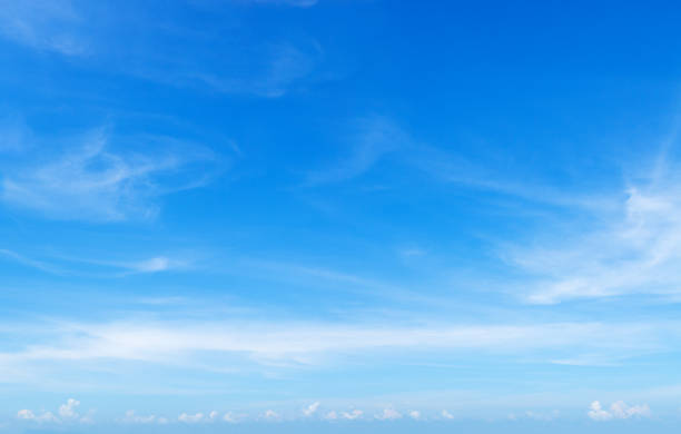 bianco сirrus nuvole cielo chiaro sfondo blu, nube cirrostrato, nuvole soffici wispy, cielo nuvoloso texture, sfondo nuvoloso, cielo soleggiato, tempo nuvoloso, nuvoloso, strato di ozono, spazio di copia - cirrostratus foto e immagini stock