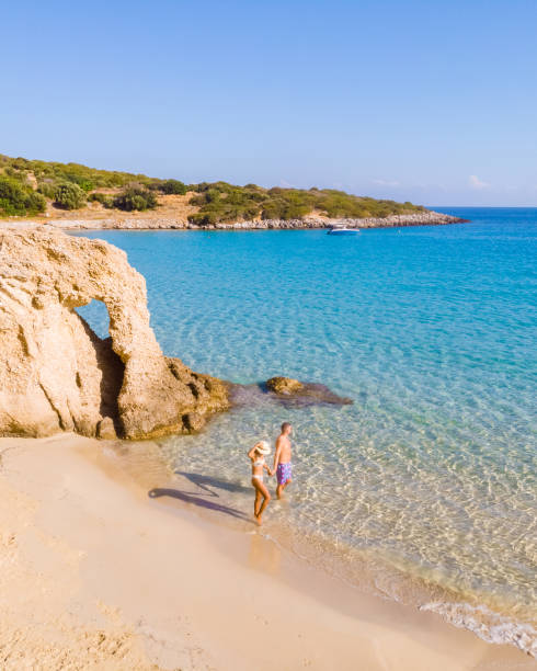 voulisma strand istron kreta griechenland, die schönsten strände der insel kreta istron bucht - sea swimming greece women stock-fotos und bilder