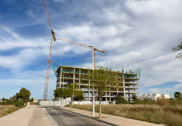 chantier de construction par le promoteur quevedo et vasco group. grue sur coffrage. - madrid built structure house spain photos et images de collection