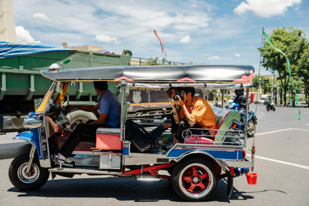 pareja de turistas embarcándose en una aventura de viaje inolvidable. - bangkok mass transit system fotografías e imágenes de stock