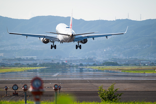This shooting location is the scenic spot known as the embankment of the Senri River at Itami Airport. Here, you can get a close-up view of airplane landings and takeoffs, making it a fantastic place to witness the moment airplanes soar into the sky or approach the runway with a breathtaking display of power. You can fully immerse yourself in the airport's atmosphere while experiencing the intensity and beauty of the airplanes. As a captivating spot that mesmerizes visitors, be sure to enjoy the embankment of the Senri River at Itami Airport when you visit. Additionally, this photograph captures the moment when an airplane is landing.