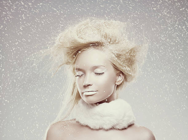 dama de hielo en la nieve - ice maiden fotografías e imágenes de stock