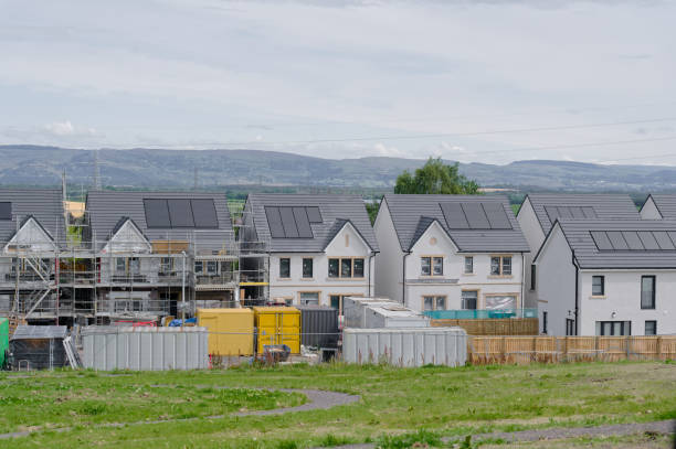 nueva promoción de viviendas construyendo viviendas para aumentar la demanda en las zonas rurales - scotland texas fotografías e imágenes de stock