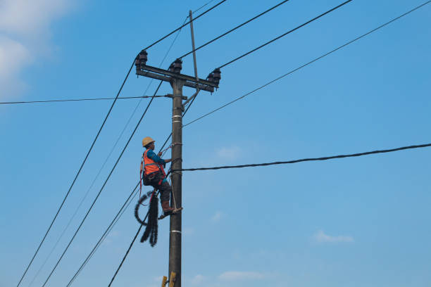 Electrician repairing electricity on a lamppost