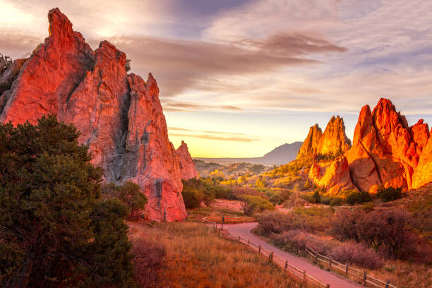 colores del amanecer en el jardín de los dioses, colorado springs - garden of the gods fotografías e imágenes de stock