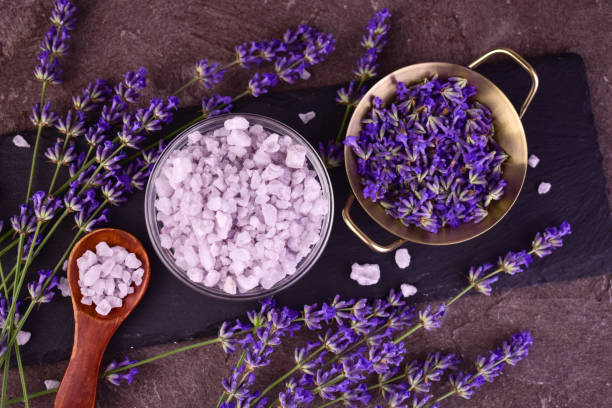 sel de bain à la lavande avec des fleurs de lavande fraîches. pose plate. - lavender lavender coloured merchandise spa treatment photos et images de collection