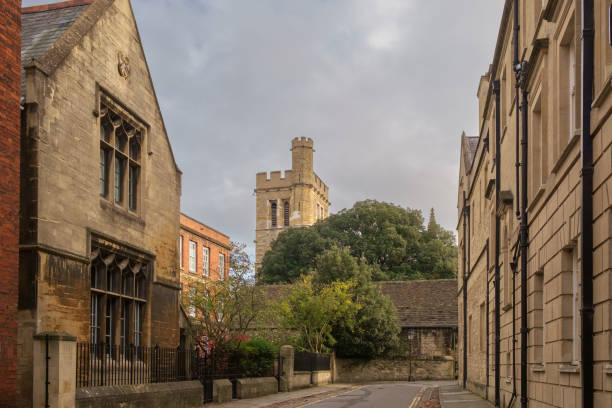 нью-колледж-лейн, оксфорд, великобритания - hertford college стоковые фото и изображения