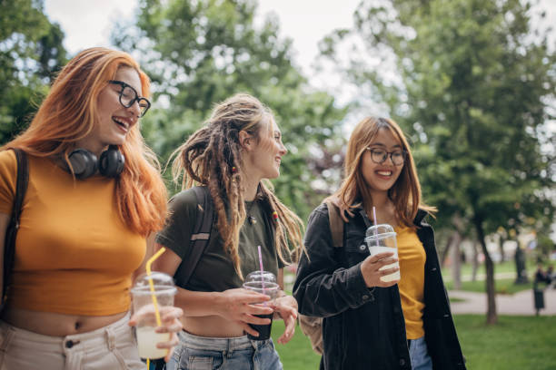 istock Modern female friends 1596632355