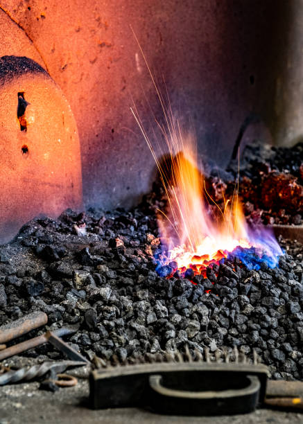 o fogo da forja em combe mill, oxfordshire - mill - fotografias e filmes do acervo
