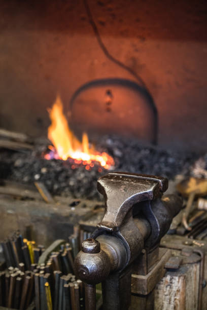 o fogo da forja em combe mill, oxfordshire - mill - fotografias e filmes do acervo