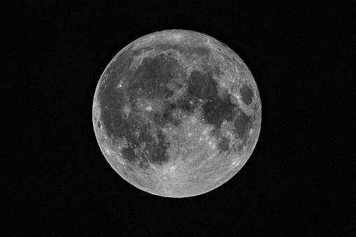 Luna llena con muchas estrellas en la noche oscura. photo