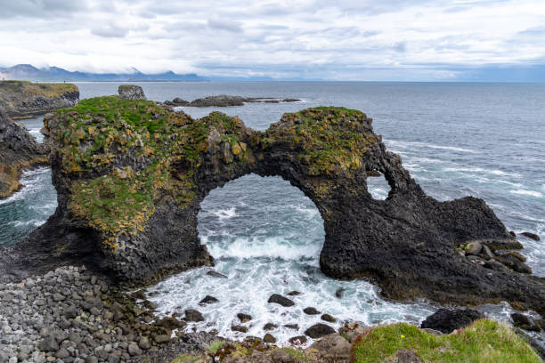 erstaunlicher steinbogen gatklettur basaltfelsen an der atlantikküste von arnarstapi in island - snaefellsnes stock-fotos und bilder