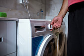 mann-der-eine-waschmaschine-im-badezimmer-zu-hause-einstellt.jpg?b=1&s=170x170&k=20&c=q3-DN87ZDK78h7ZNDsO7oXqsC-Aumeq_RrmQkbnl08Q=