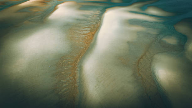 вид с воздуха на песчаный отлив лланфэрфечан, северный уэльс, кимру, великобритания - tide aerial view wave uk стоковые фото и изображения