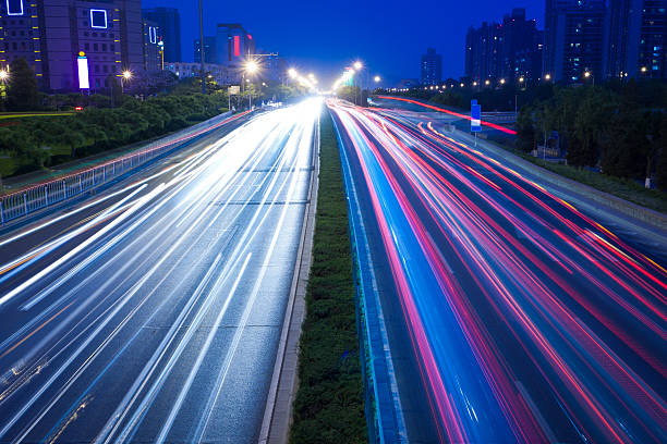 vista nocturna de la ciudad de taillight trajectory - beijing traffic land vehicle city street fotografías e imágenes de stock