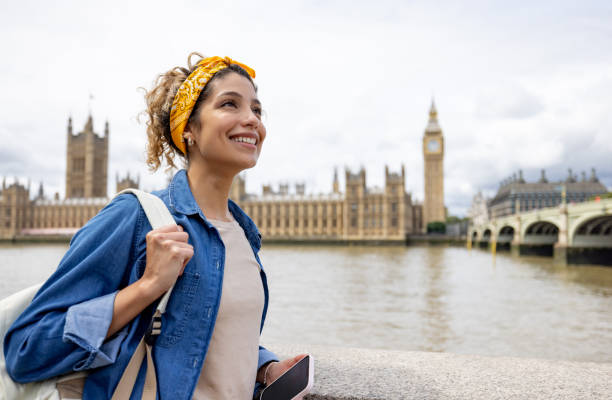 happy woman sightseeing in london - women travel destinations london england tourist imagens e fotografias de stock