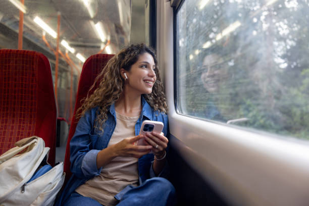 dojazd do pracy pociągiem i słuchanie muzyki przez słuchawki - high speed train audio zdjęcia i obrazy z banku zdjęć