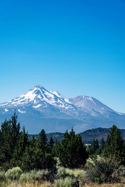 istock Mount Shasta in Northern California 1597425115