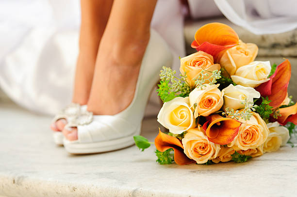 bouquet de casamento e sapatos - bouquet wedding bride single flower imagens e fotografias de stock