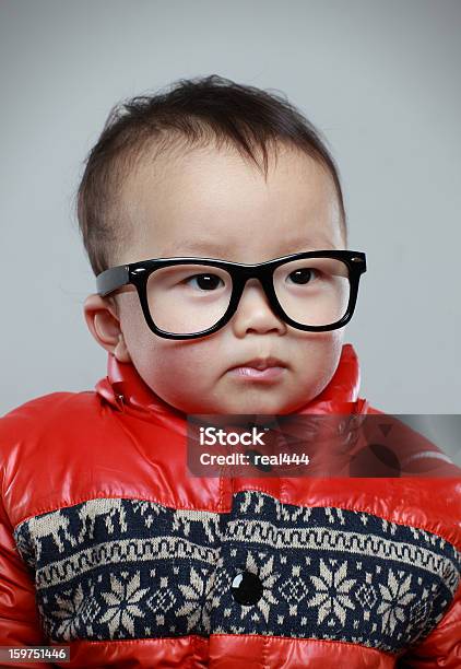 Niño Usando Gafas Foto de stock y más banco de imágenes de 12-17 meses - 12-17 meses, 12-23 meses, Accesorio para ojos