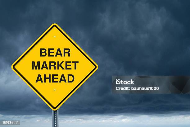 Sinal De Aviso Em Frente De Nuvens De Tempestade - Fotografias de stock e mais imagens de Bear Market (expressão inglesa) - Bear Market (expressão inglesa), Trovoada, Valores e Ações