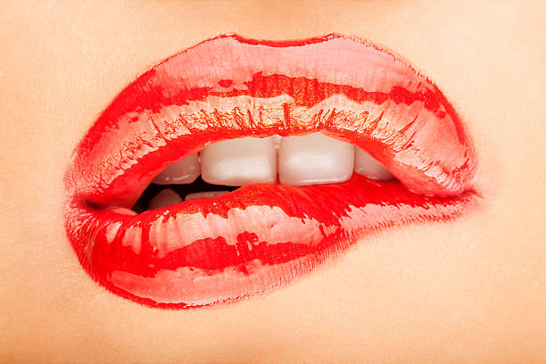 женщина, кусать ее губ - sexy lips стоковые фото и изображения