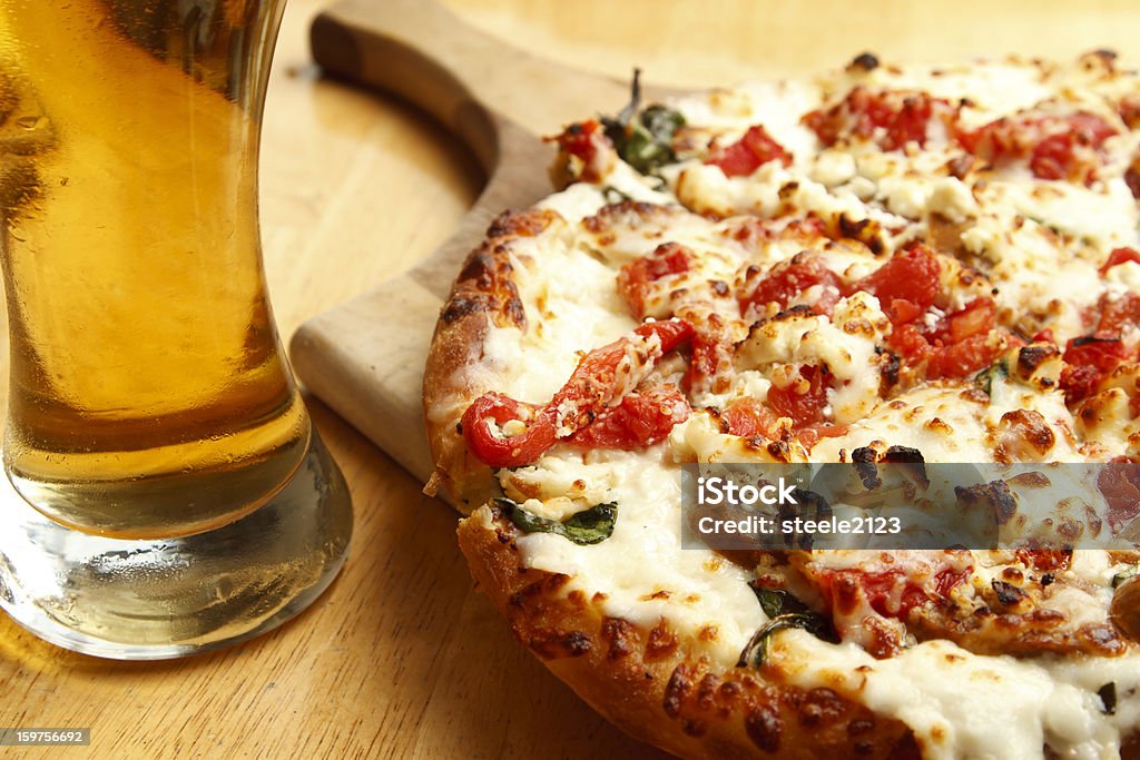 Pizza und Bier - Lizenzfrei Alkoholisches Getränk Stock-Foto