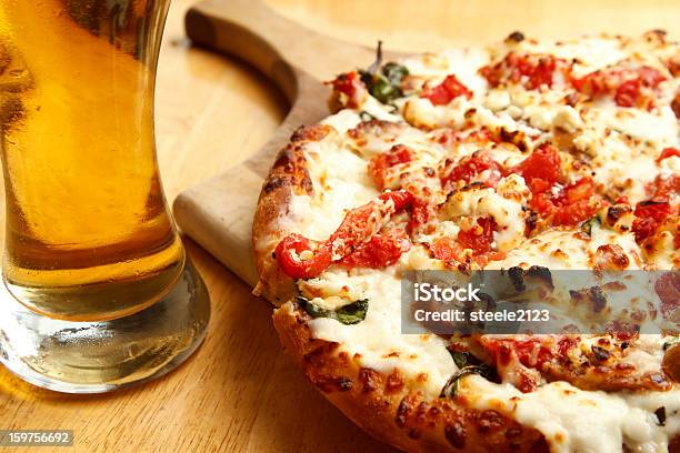 Pizza E Cerveja - Fotografias de stock e mais imagens de Bebida Alcoólica - Bebida Alcoólica, Cerveja, Comida