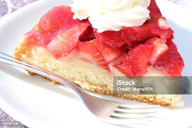 Pastel De Fresas Y Crema Foto de stock y más banco de imágenes de Tarta de fresa - Tarta de fresa, Al horno, Alimento