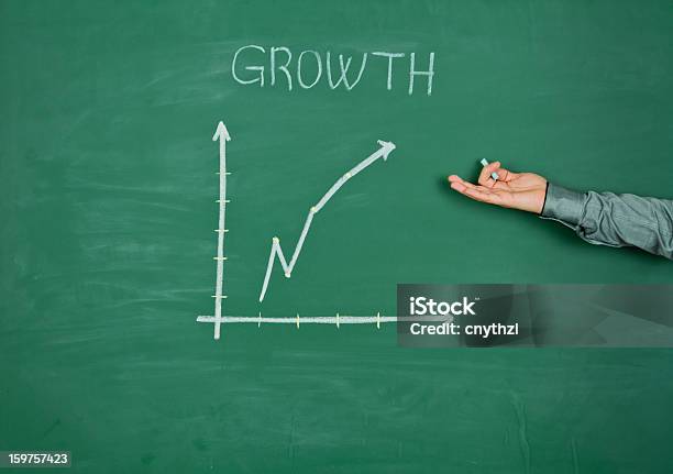 Foto de Gráfico De Negócios Financeiros e mais fotos de stock de Adulto - Adulto, Agente de atendimento ao cliente, Aprimoramento