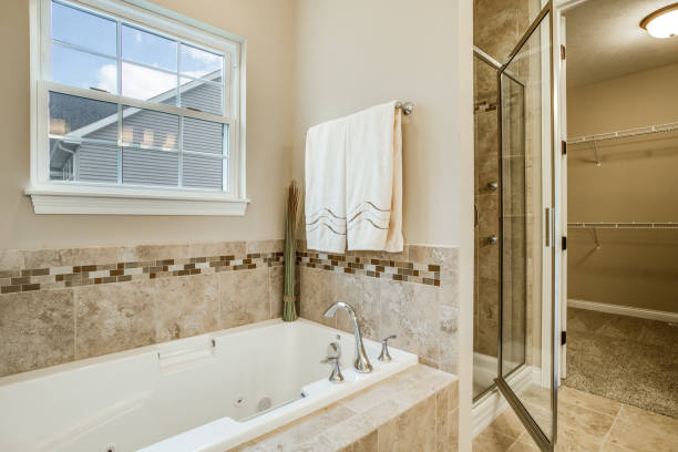 istock Garden tub with surrounding tile 1597728381