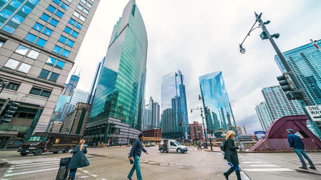 4K Footage Time lapse of Crowded Pedestrian and tourist walking crossing road around Chicago street with traffic intersection in rush hour, Chicago, Illinois, USA