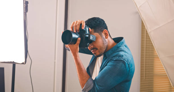 fotógrafo profesional que trabaja en estudio. - handsome man flash fotografías e imágenes de stock