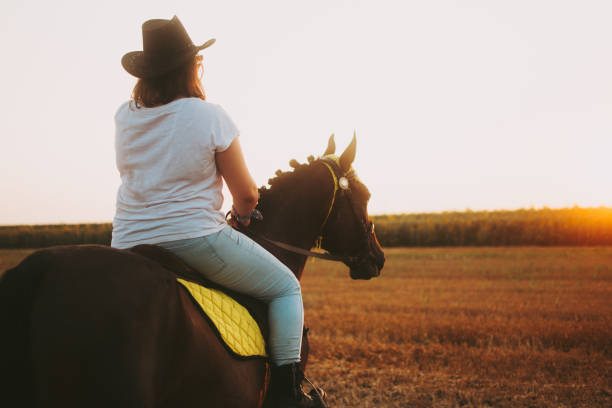 istock Woman on a horseback looking away 1598185536
