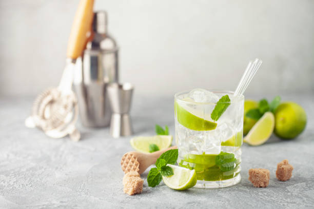 coquetel caipiroska com limão e hortelã em vidro de rochas - tequila bebida branca - fotografias e filmes do acervo