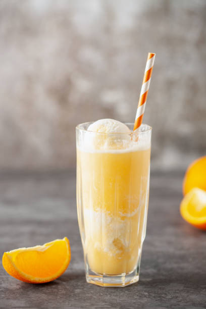 自家製オレンジクリームシクルはグラスで飲みます。アイスクリームと冷凍オレンジジュース。夏のデザート。 - creamsicle ストックフォトと画像