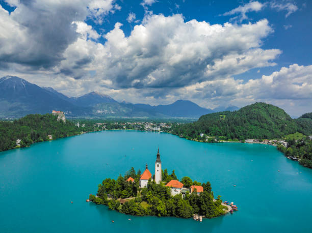 lago di bled con l'isola di bled in slovenia durante la primavera - santa maria church foto e immagini stock