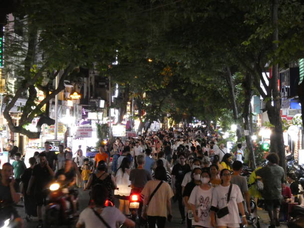 istock Vietnamese night life 1598318651