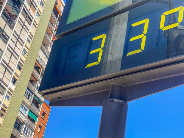 istock 33 degrees celsius in the city 1598333232
