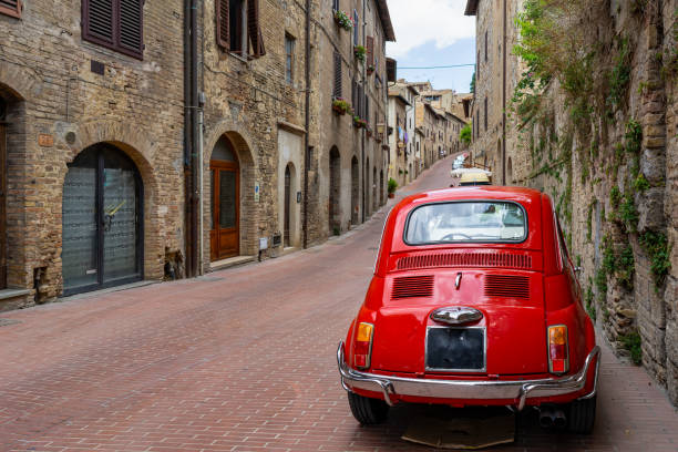 altes nostalgisches rotes auto in der italien straße, toskana - retro revival traditional photography classic equipment stock-fotos und bilder