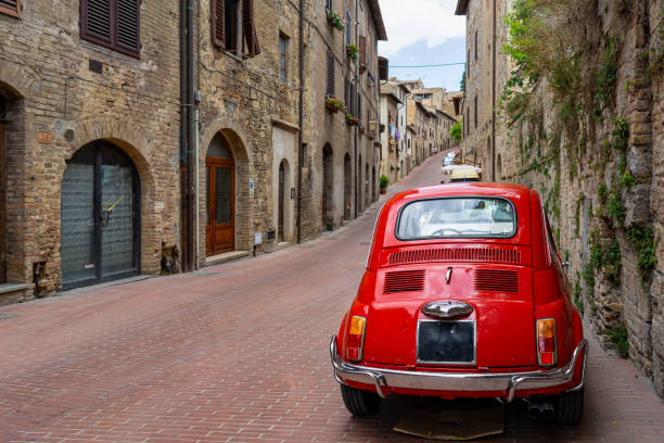 토스카나 이탈리아 거리의 오래된 노스탤지어 빨간 차 - italy landscape tuscany retro revival 뉴스 사진 이미지