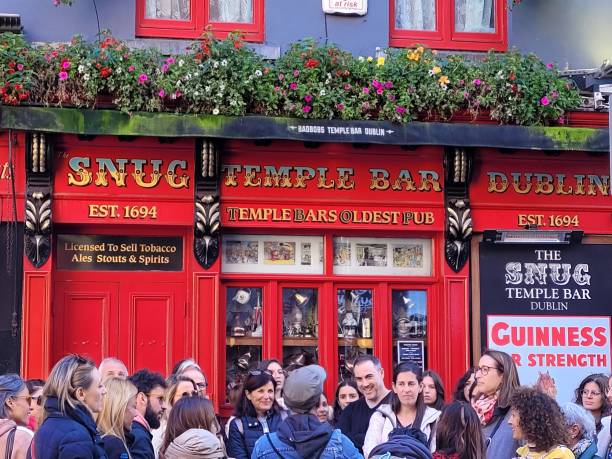 アイルランド、ダブリンのテンプルバー地区にある有名なテンプルバーパブの外にいる人々の群衆 - irish culture republic of ireland guinness music ストックフォトと画像