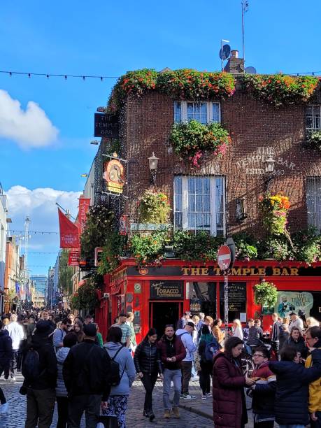 das äußere des berühmten temple bar pubs im stadtteil temple bar in dublin, irland - irish culture music guinness pub stock-fotos und bilder