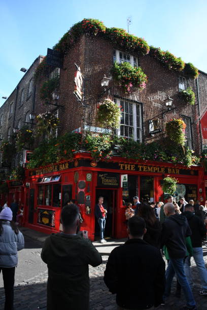 das äußere des berühmten temple bar pubs im stadtteil temple bar in dublin, irland - irish culture music guinness pub stock-fotos und bilder