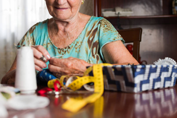 집에서 바느질하는 알아볼 수 없는 늙은 여자 - thread gauge 뉴스 사진 이미지