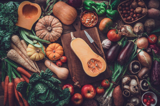 新鮮な健康的な秋の野菜でいっぱいのテーブルの俯瞰図。