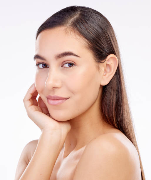 Beauty, studio portrait and cosmetics woman shine with anti aging skincare, aesthetic facial glow and self care treatment. Natural makeup, cosmetology and face of female model on white background la belleza, el retrato de estudio y los cosméticos de mujer brillan con cuidado de la piel antienvejecimiento, brillo facial estético y tratamiento de cuidado personal. maquillaje natural, cosmetología y rostro de modelo femenina sobre fondo blanco