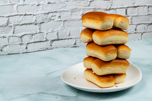 A pile with several dinner rolls in Brazil is called 